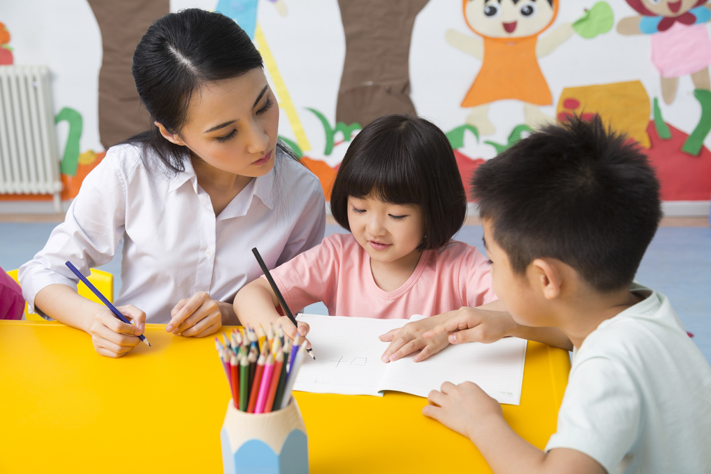 幼儿园老师辅导儿童学习图片