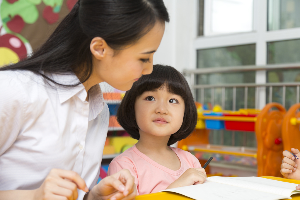 幼儿园老师辅导儿童学习