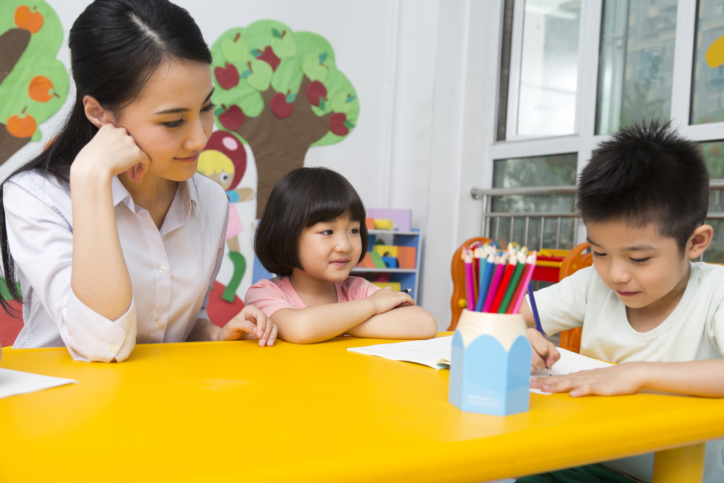 幼儿园老师辅导儿童学习