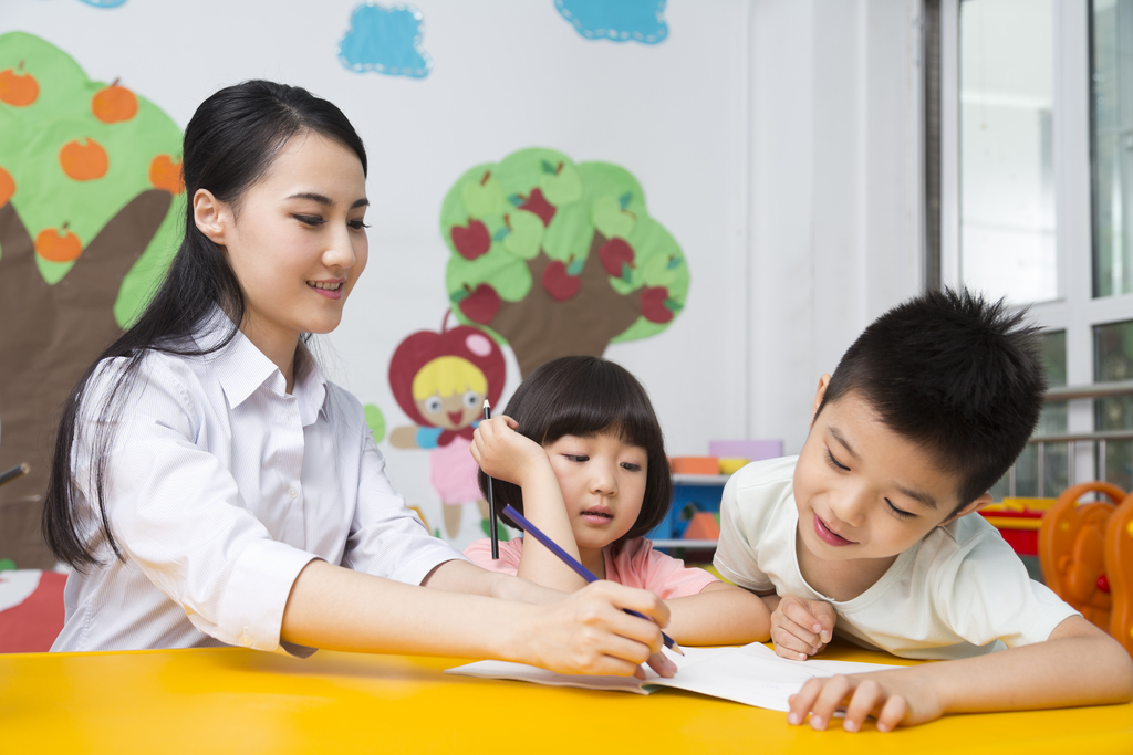 幼儿园老师辅导儿童学习图片