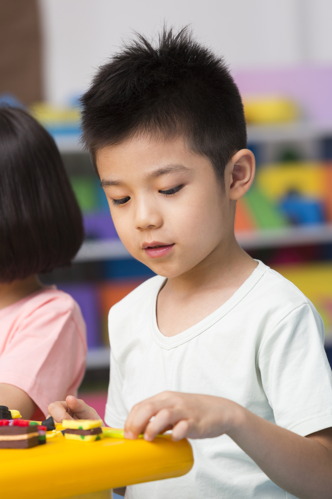 幼儿园儿童玩橡皮泥图片