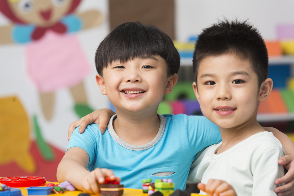 幼儿园玩橡皮泥的儿童搂着肩图片