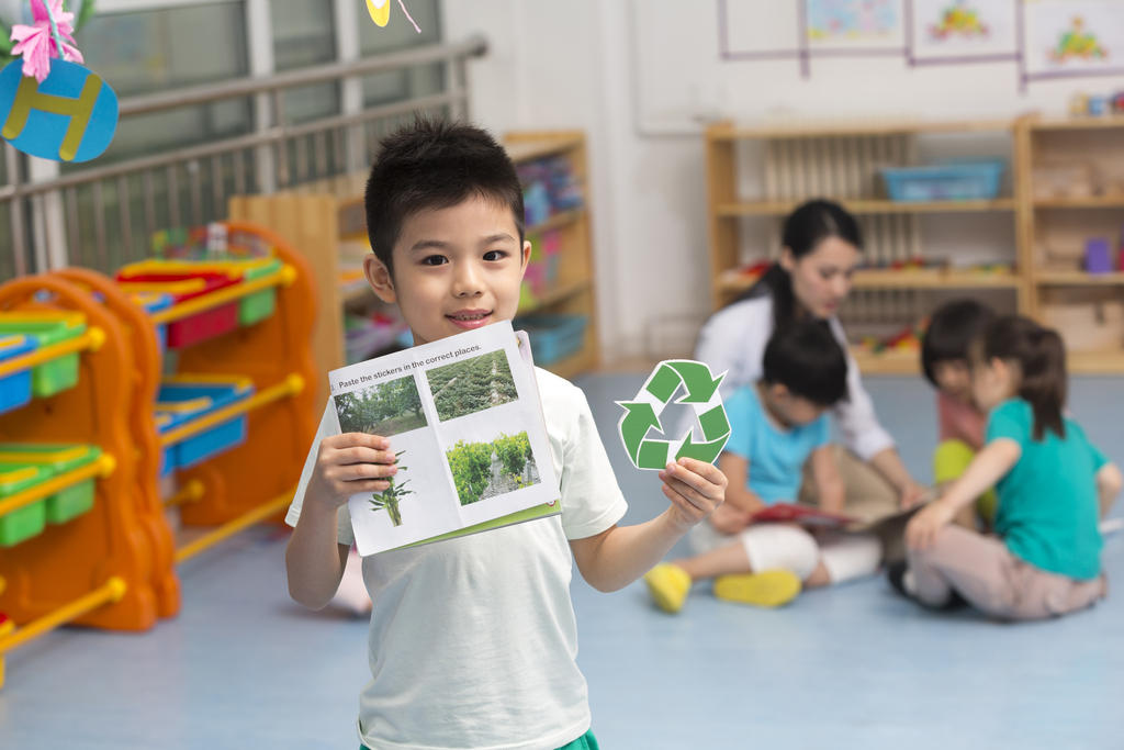 幼儿园儿童拿着环保标志图片