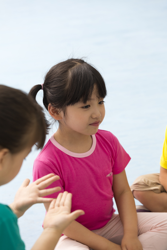 幼儿园儿童盘着腿坐在地板上图片