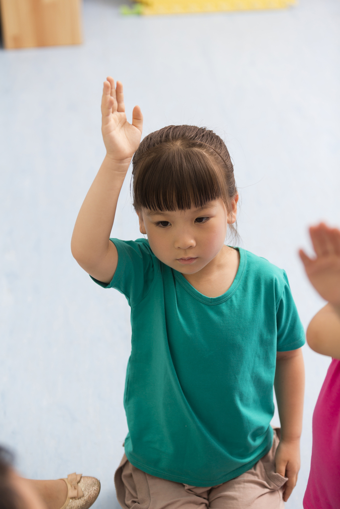 幼儿园儿童举起手回答提问图片