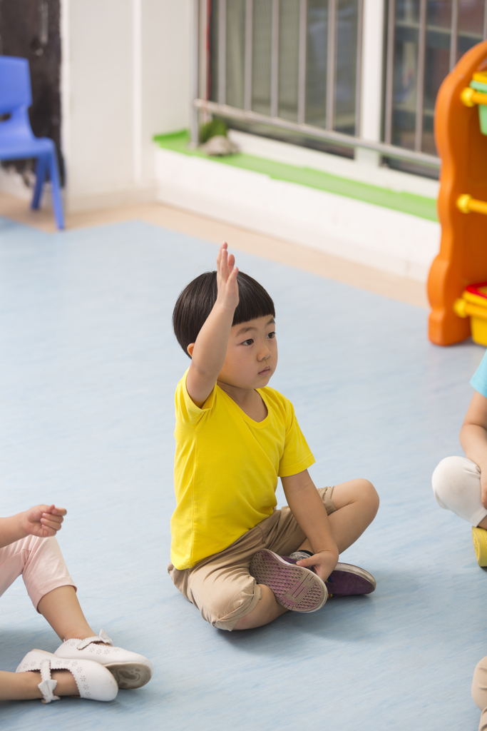 幼儿园儿童举起手回答提问图片