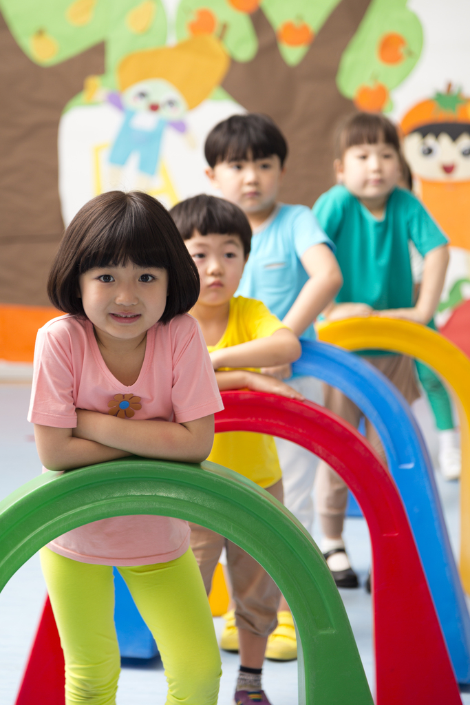 幼儿园儿童室内做游戏图片