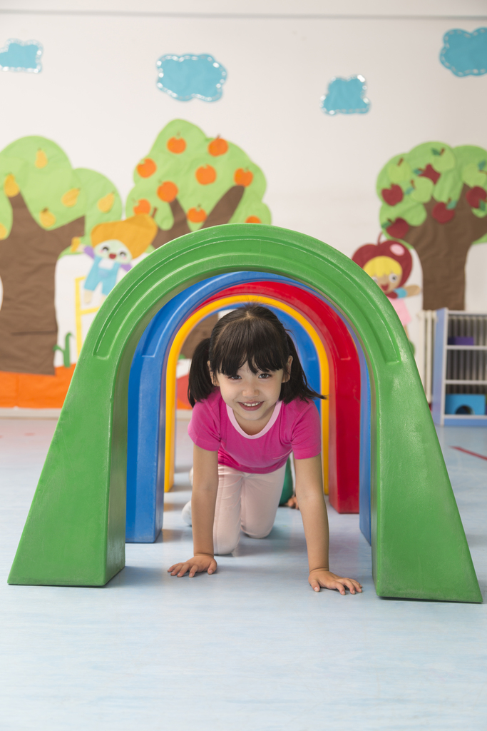 幼儿园儿童室内做游戏图片