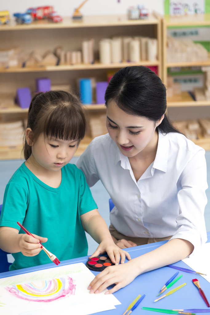 幼儿园女老师辅导儿童画画