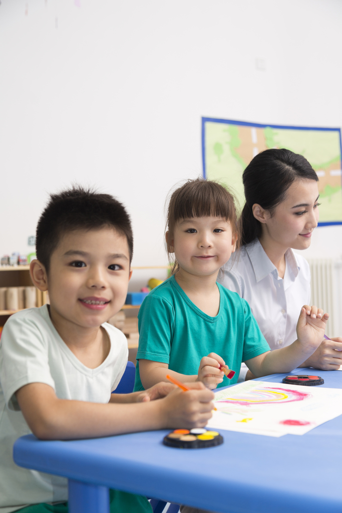 幼儿园女老师辅导儿童画画图片