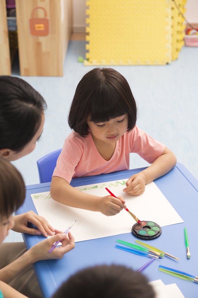 幼儿园女老师辅导儿童画画图片