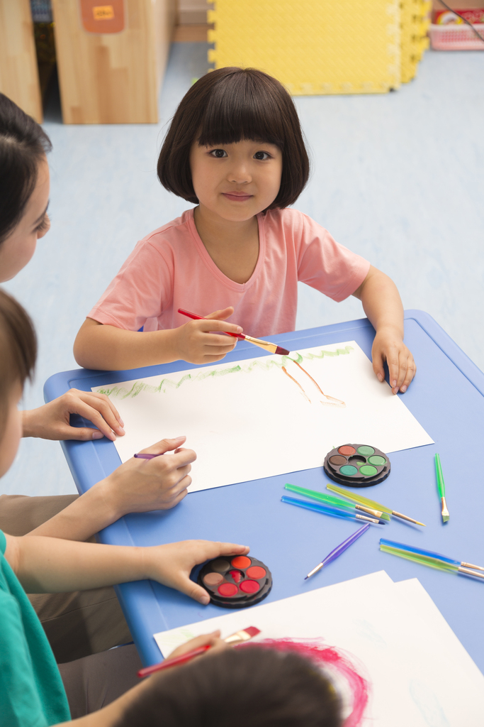 幼儿园女老师辅导儿童画画