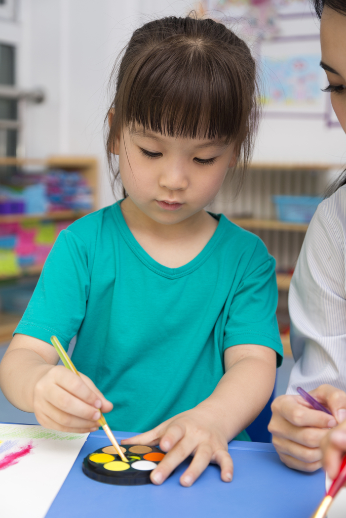 幼儿园女老师辅导儿童画画图片