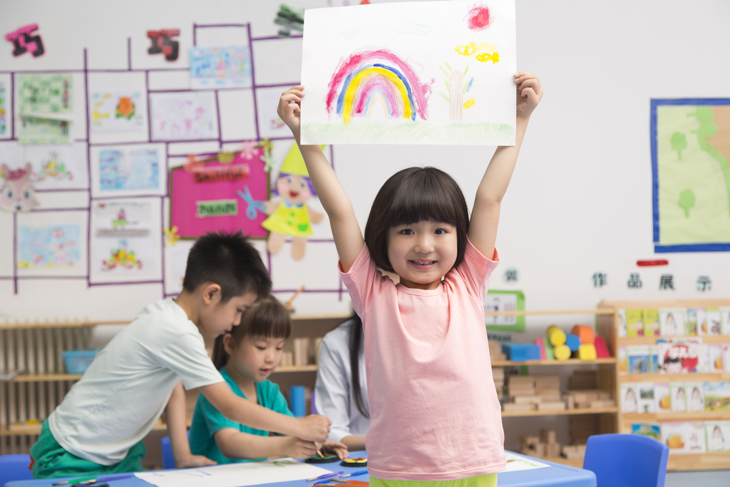 幼儿园女老师和儿童展示绘画作品图片