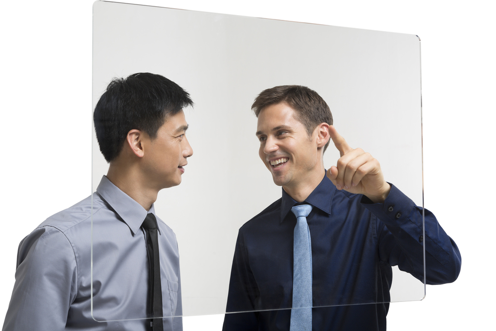 棚拍科技商务男士使用触摸屏