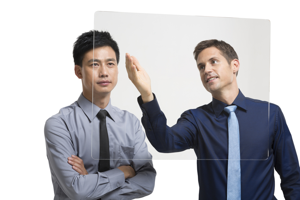 棚拍科技商务男士使用触摸屏