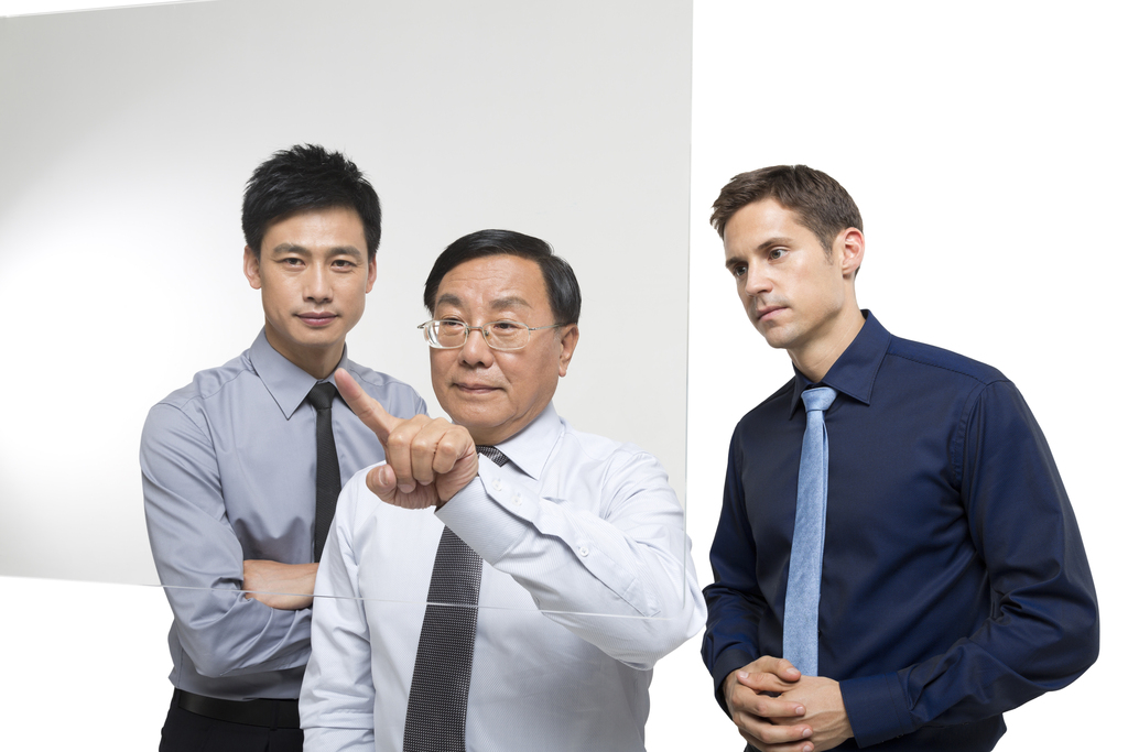 棚拍科技商务男士使用触摸屏