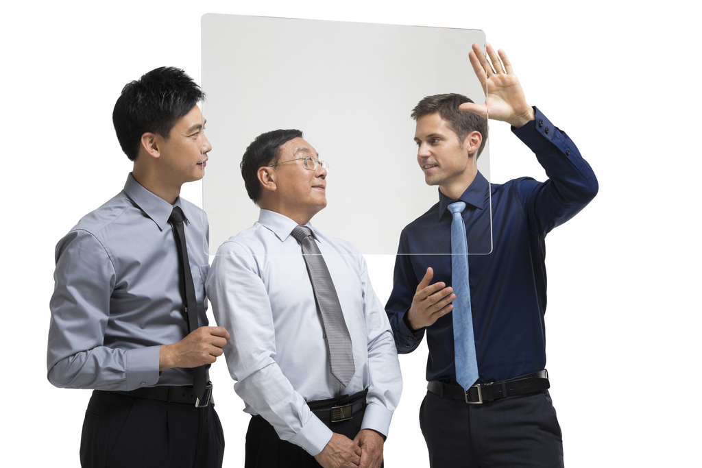 棚拍科技商务男士使用触摸屏