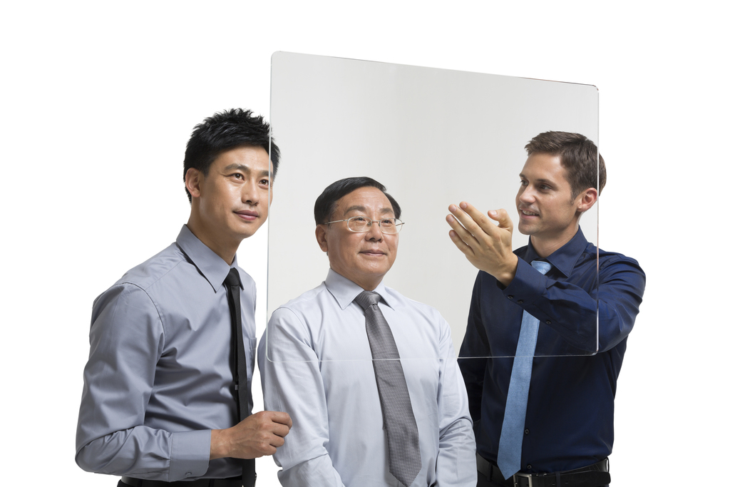 棚拍科技商务男士使用触摸屏