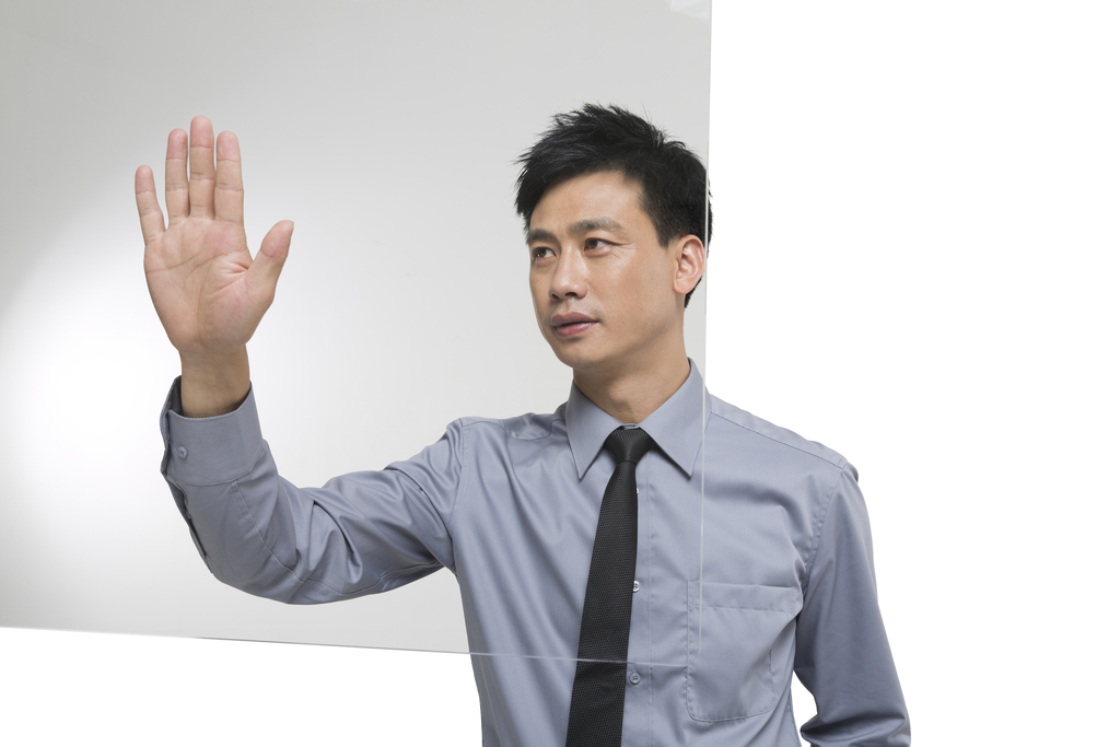 棚拍科技商务男士使用触摸屏图片