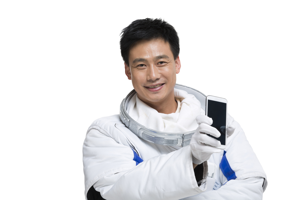 棚拍男宇航员展示手机图片