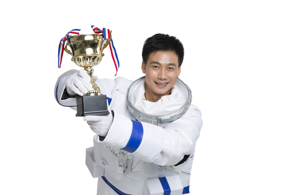 棚拍男宇航员展示奖杯