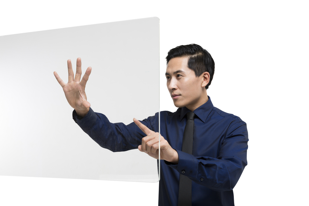 棚拍科技商务男士使用触摸屏