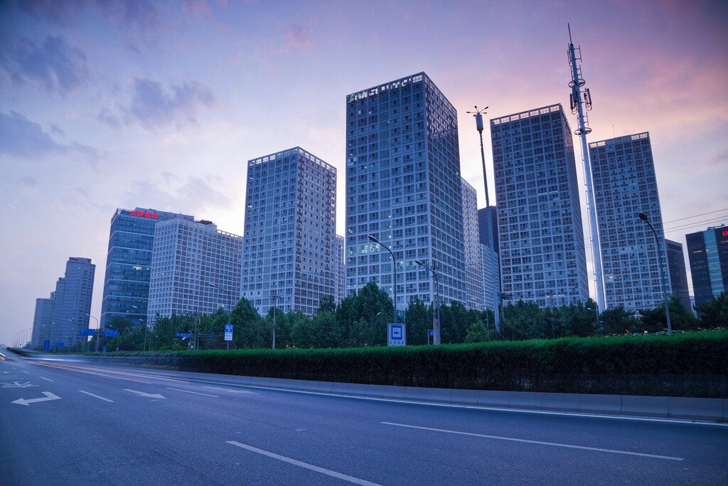 CBD道路夜景图片