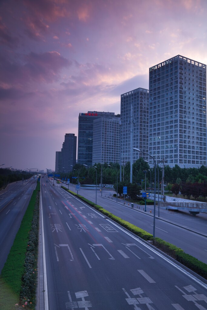 CBD道路夜景图片