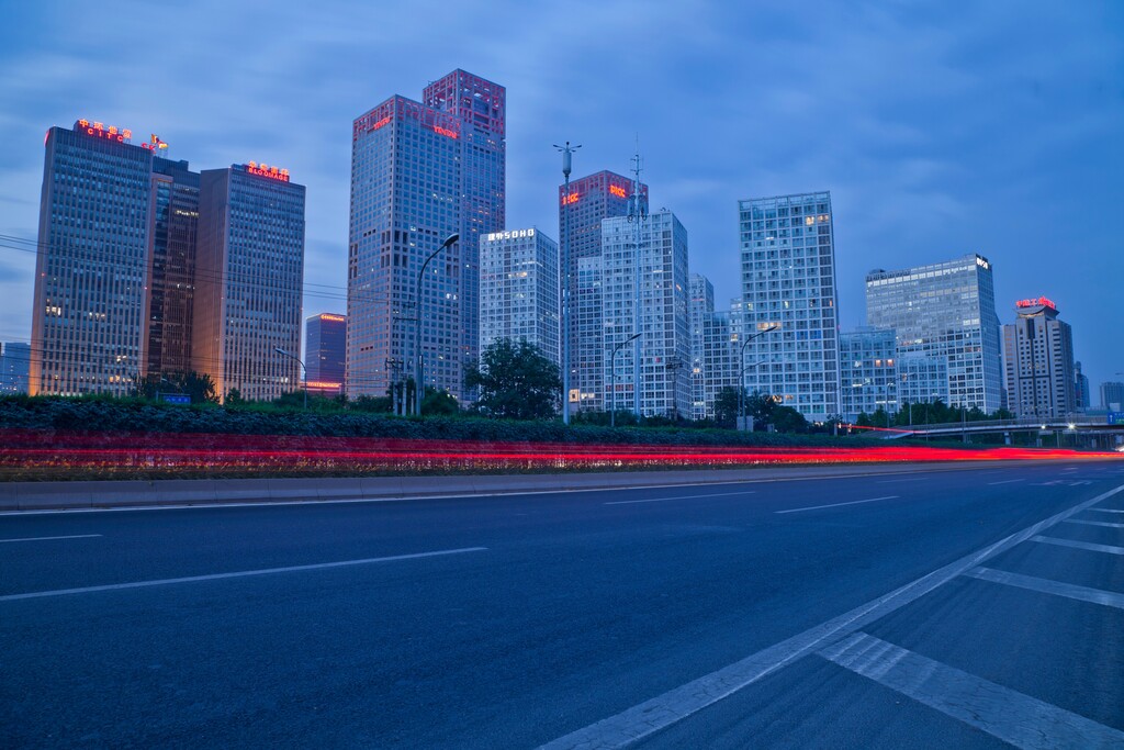 CBD道路夜景图片