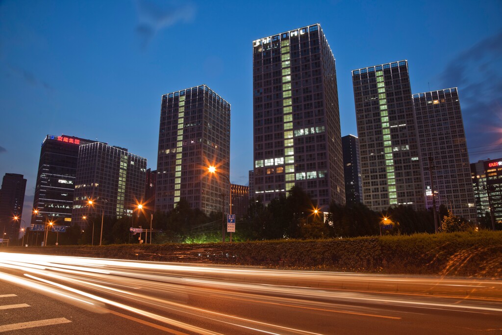 CBD道路夜景图片