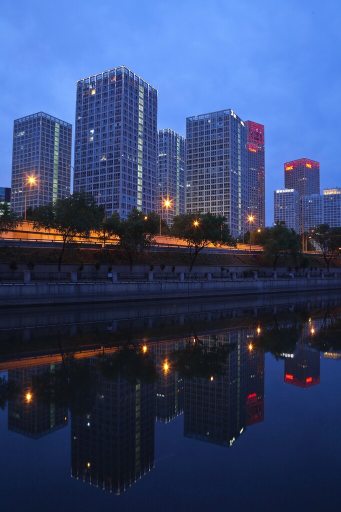 CBD道路夜景图片