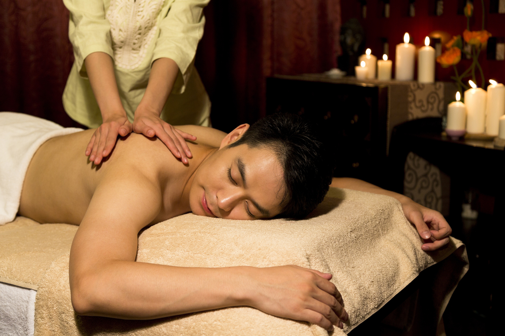 年轻男人做SPA按摩