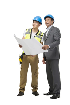 中年男建筑工程师和施工人员看图纸图片