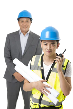 中年男建筑工程师和施工人员图片