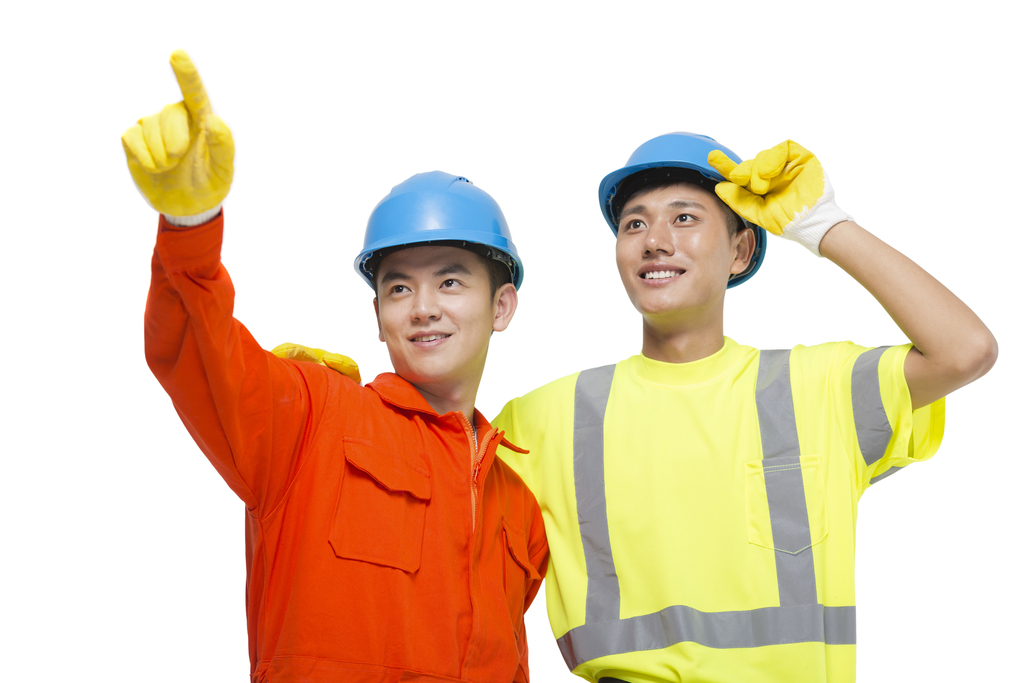 两个年轻的男建筑工人