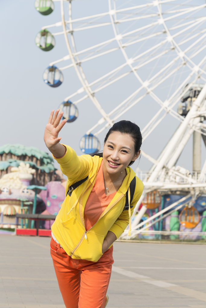 年轻女人在游乐园图片