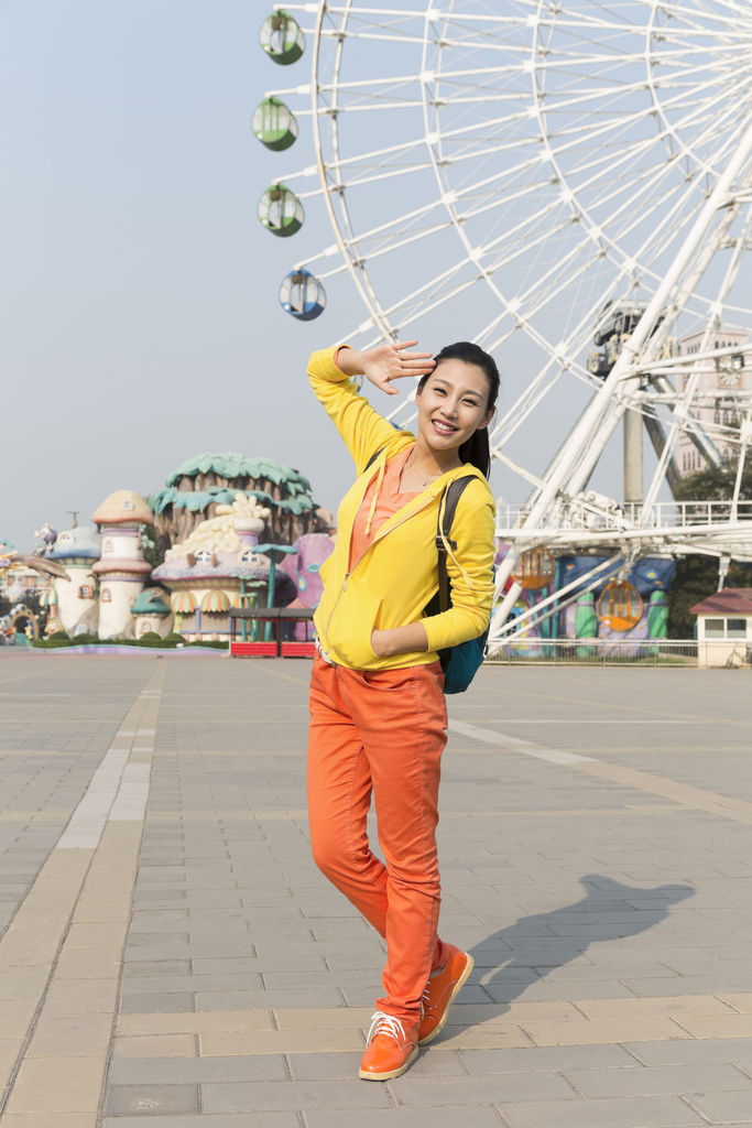 年轻女人在游乐园图片