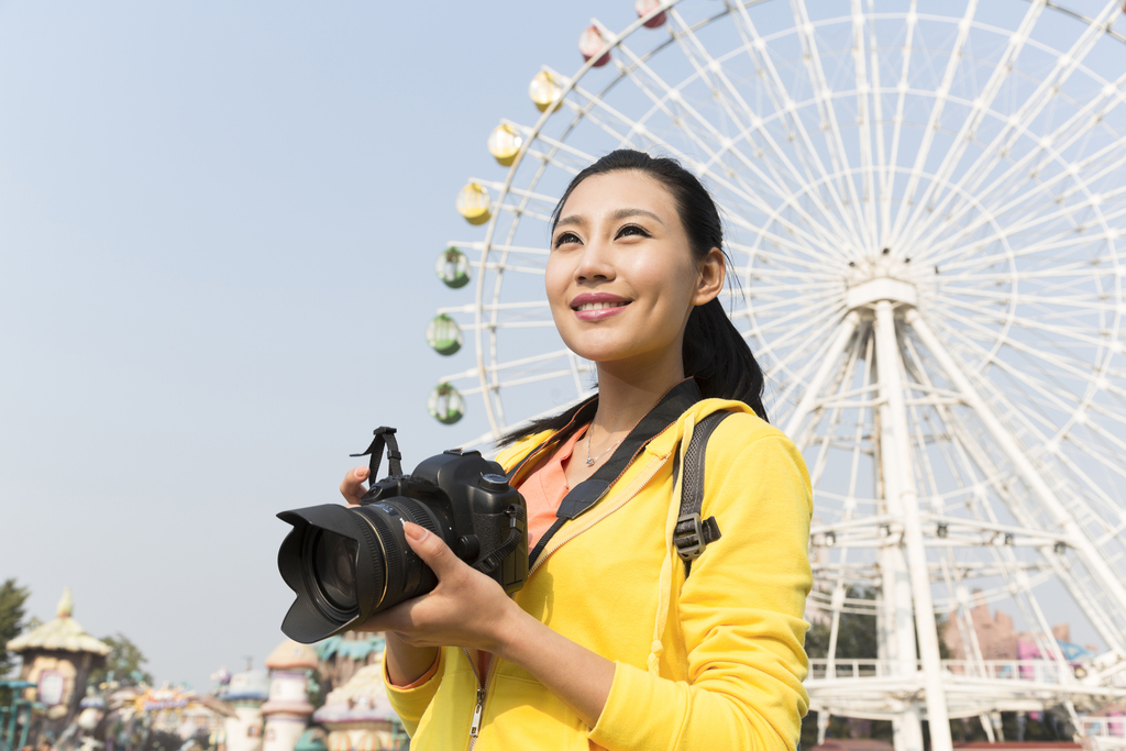 年轻女人在游乐园摄影图片