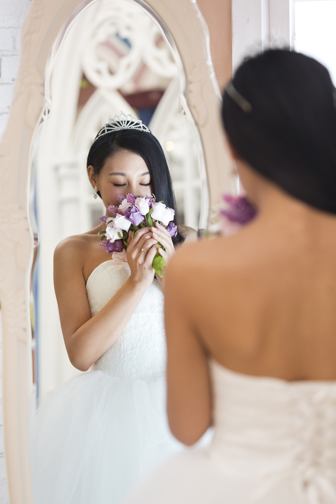 照镜子的美丽新娘图片