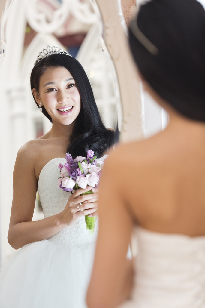 照镜子的美丽新娘图片
