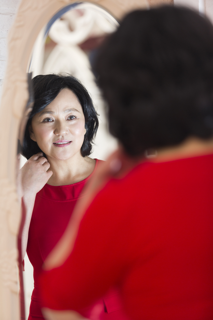 优雅的中年女人照镜子