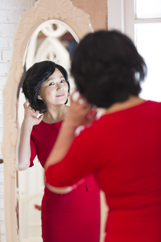 优雅的中年女人照镜子图片