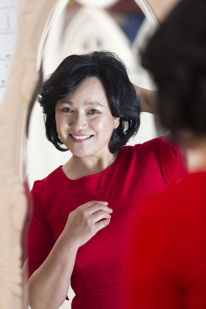 优雅的中年女人照镜子图片