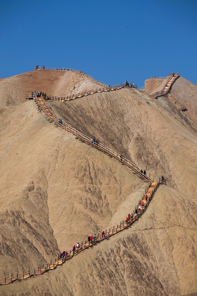 甘肃丹霞地貌游人登山图片