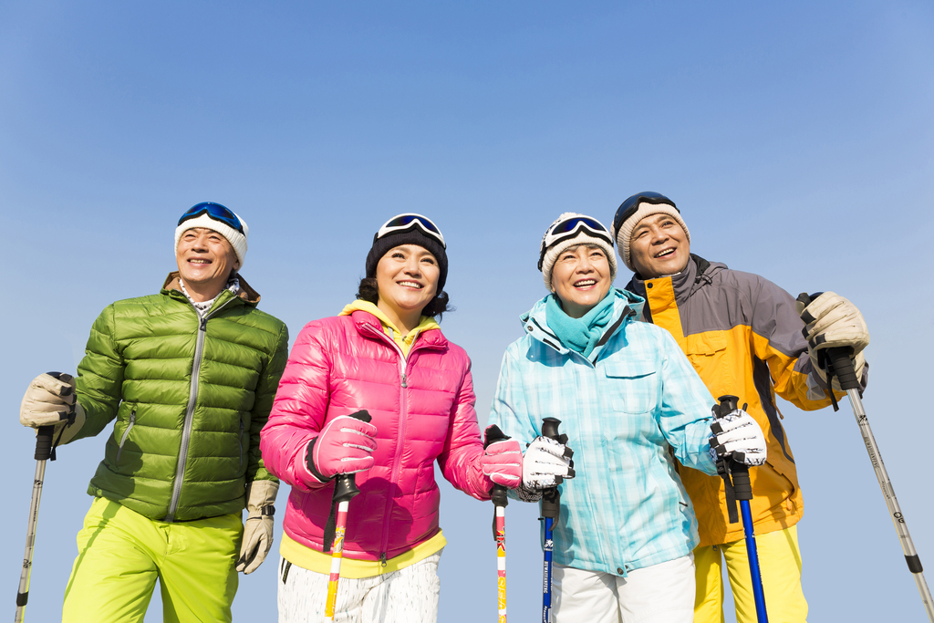 快乐的老年人冬季登山