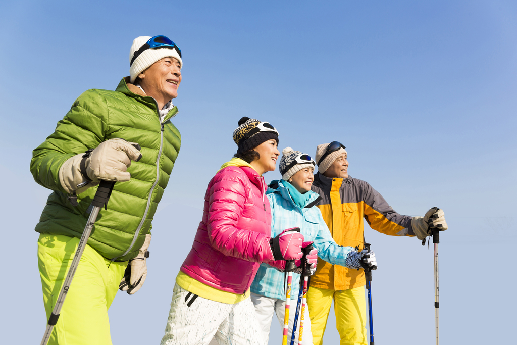 快乐的老年人冬季登山图片