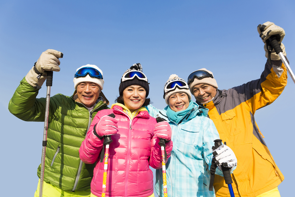 快乐的老年人冬季登山图片