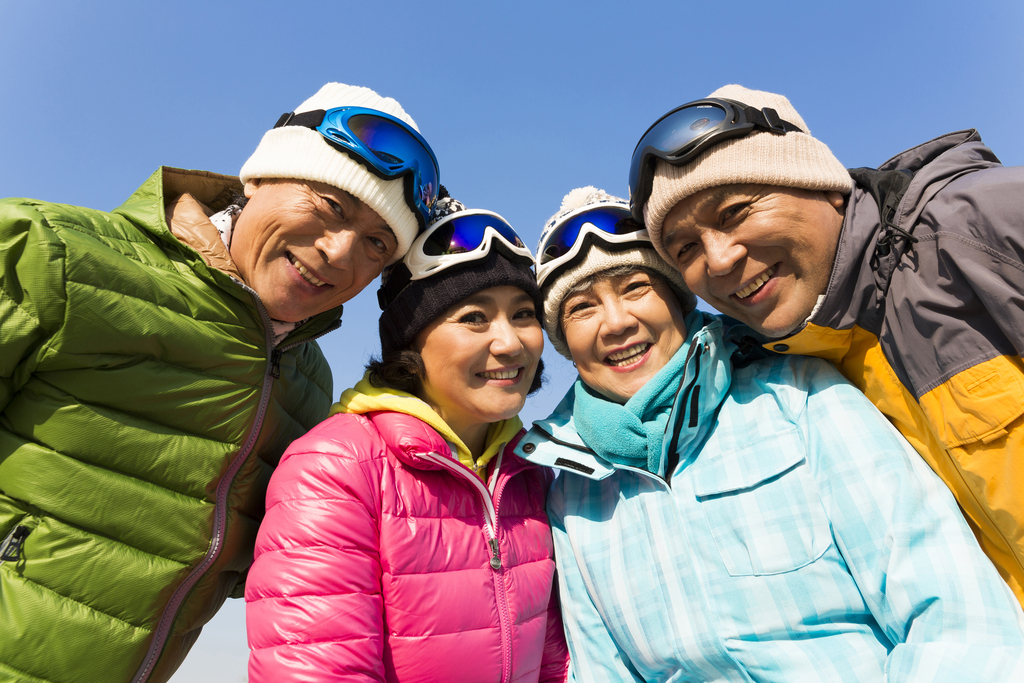 快乐的老年人冬季登山