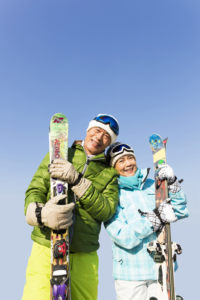 老年夫妇冬季滑雪